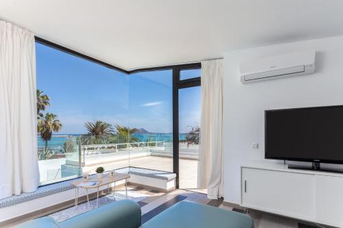 TV a/nebo společenská místnost v ubytování Villa Luxury Azul Private Pool and BBQ Corralejo By Holidays Home