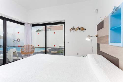 Postel nebo postele na pokoji v ubytování Villa Luxury Azul Private Pool and BBQ Corralejo By Holidays Home