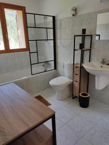 Koupelna v ubytování Les bergeries de Montestremo