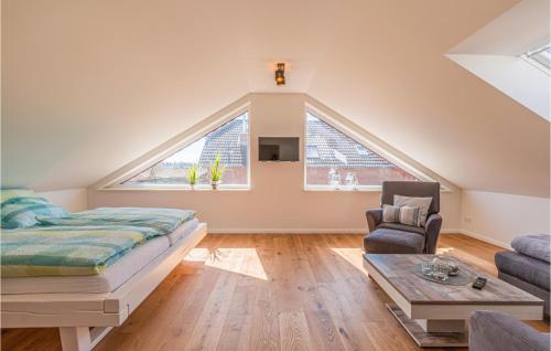1 dormitorio en el ático con 1 cama y 1 sofá en Amazing Home In Langenhorn With Wifi, en Langenhorn