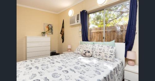 En eller flere senge i et værelse på Kirei Pearl Accommodation Broome