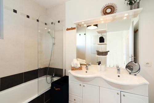a bathroom with a sink and a shower at Guilhermy - Maison contemporaine avec jardin in Toulouse