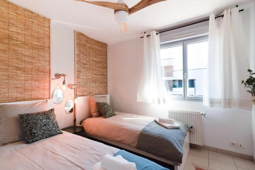 Säng eller sängar i ett rum på Guilhermy - Maison contemporaine avec jardin