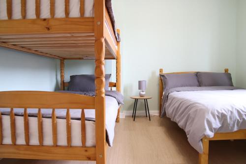 Postel nebo postele na pokoji v ubytování Aria Lodging Inverness