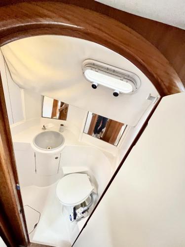 une petite salle de bain avec toilettes et lavabo dans l'établissement Matahari - Bateau cocooning à quai, à Les Sables-dʼOlonne