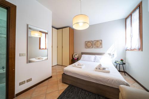 ヴェネツィアにあるORMESINI homeのベッドルーム1室(白い大型ベッド1台付)