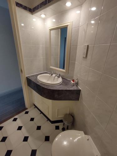 Ett badrum på Poole Quay Hotel