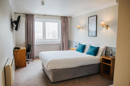 Säng eller sängar i ett rum på Poole Quay Hotel