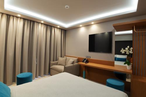Televisyen dan/atau pusat hiburan di Lithos Suites - Nikiti Halkidiki