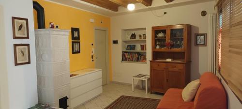 a living room with a couch and a counter in a room at Casa SAN FELICE in Mori