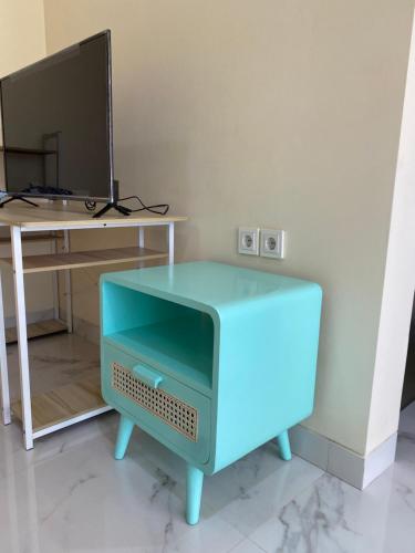 a blue computer desk with a computer monitor on a table at PALAGAN HUIS in Kejayan