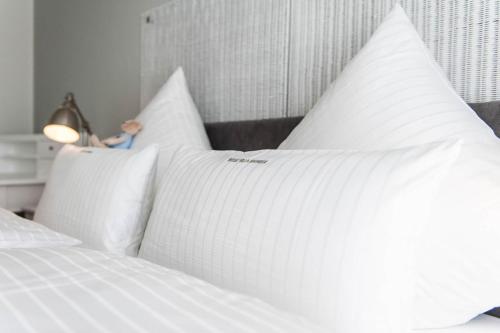 Un pat sau paturi într-o cameră la Weisse Villa Apartment 1 3 Nord