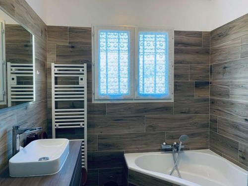 une salle de bain avec une baignoire, un lavabo et une fenêtre dans l'établissement Maison rustique à 100m de la mer, 6 pers, jardin, Wi-Fi, parking, animaux OK, Côte de Granit Rose - FR-1-542-15, à Trégastel