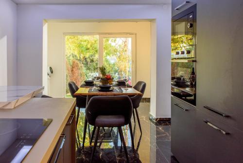 Foto Beach Holiday home with private jacuzzi & parking 5