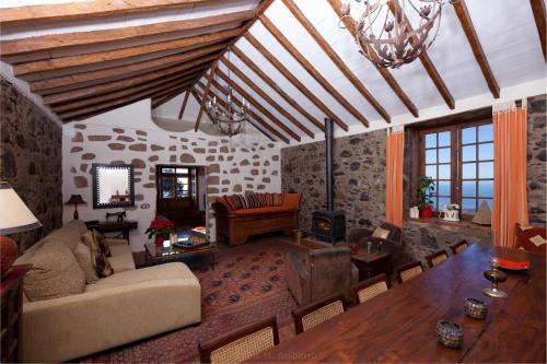 Historic Canarian House, Private Heated Infinity Pool, BBQ, WIFI + Panoramic Ocean Views