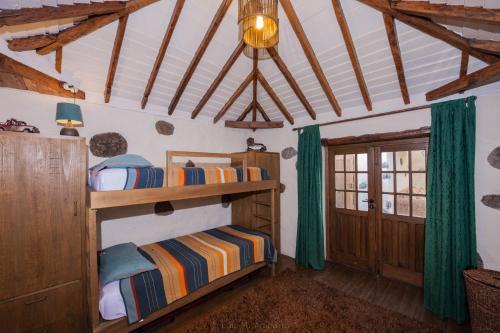 Bunk bed o mga bunk bed sa kuwarto sa Historic Canarian House, Private Heated Infinity Pool, BBQ, WIFI + Panoramic Ocean Views