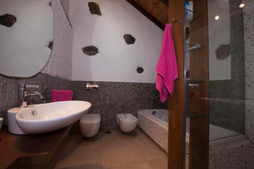 Bathroom sa Historic Canarian House, Private Heated Infinity Pool, BBQ, WIFI + Panoramic Ocean Views