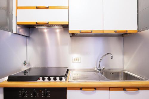 una cucina con lavandino e piano cottura di ORMESINI home a Venezia