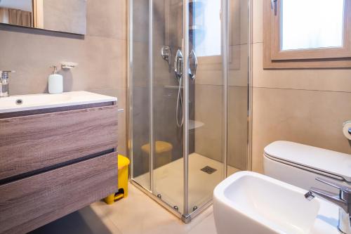 a bathroom with a shower and a toilet and a sink at Il Crepuscolo Marzamemi in Marzamemi