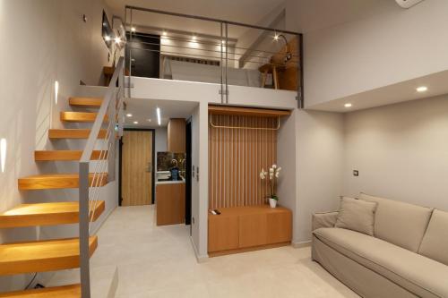Loft-Apartment mit einer Treppe und einem Wohnzimmer in der Unterkunft Lithos Suites - Nikiti Halkidiki in Nikiti