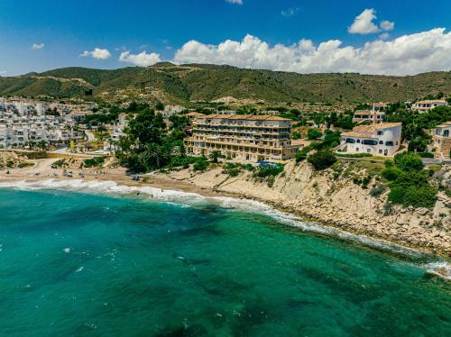 an aerial view of a resort on the beach at Apartamentos Venta Lanuza, El Campello in El Campello