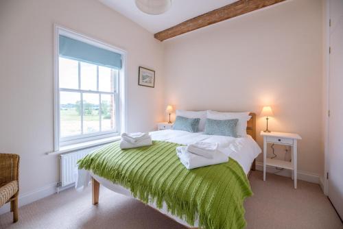 Un pat sau paturi într-o cameră la Sunset House Blythburgh Air Manage Suffolk