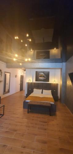 una camera da letto con un letto grande in una stanza di Studio NOAH a Mamaia Nord - Năvodari