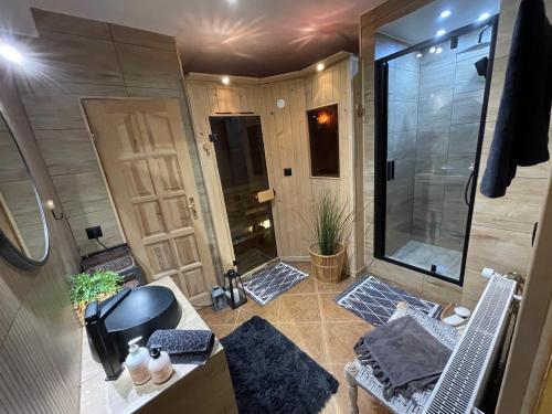 y baño pequeño con ducha y aseo. en Prestige Apartament z sauna Zbojnicka Piwnica Krupowki en Zakopane