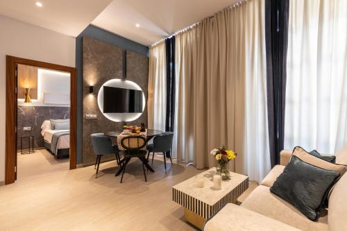 格拉纳达BiBo Suites San Agustín的带沙发和桌子的客厅