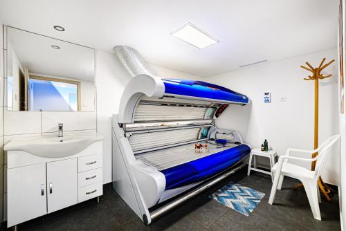 a bedroom with a bunk bed with a sink and ayden at Holiday Club Apartman Hotel in Hévíz