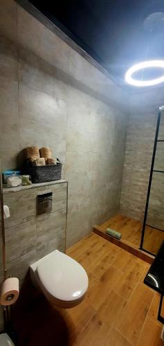 un bagno con un water bianco in una stanza di Studio NOAH a Mamaia Nord - Năvodari