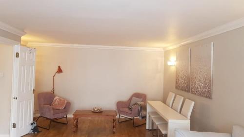 Gallery image of Lovely 2 bedroom flat in the heart of water Wimbledon in London