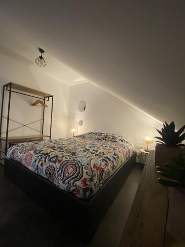 Tempat tidur dalam kamar di Le Grenier Saint-Pierre