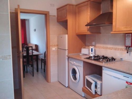 2 Bed Flat - Sleeps 4 - Parking - Wifi