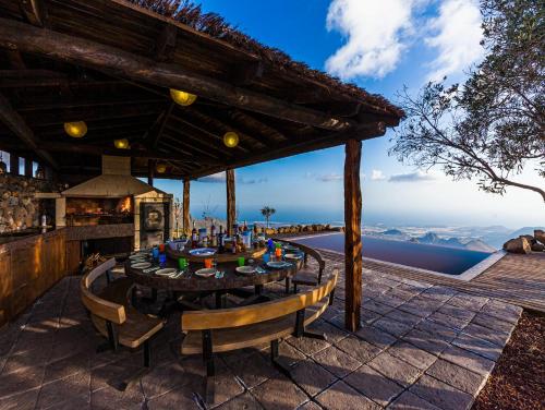 Historic Canarian House, Private Heated Infinity Pool, BBQ, WIFI + Panoramic Ocean Views