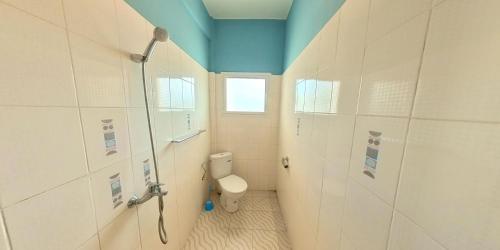 a bathroom with a toilet and a blue ceiling at Hôtel de rêve Nosy Komba in Nosy Komba