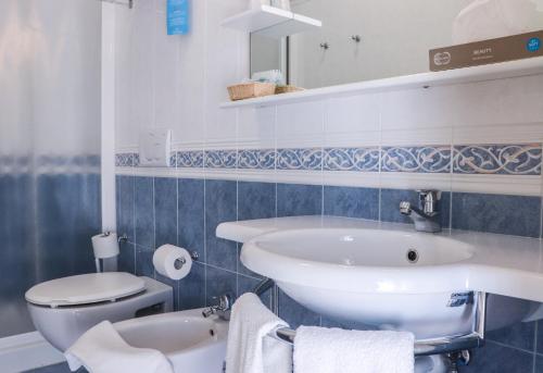 bagno con lavandino bianco e servizi igienici di Hotel Principe a Caorle
