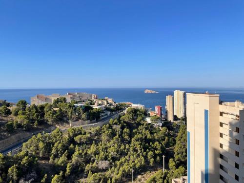 - Vistas a la ciudad y al océano desde un edificio en Lujoso Apartamento con vistas al mar en Mirador del Mediterráneo by Gestaltur, en Benidorm