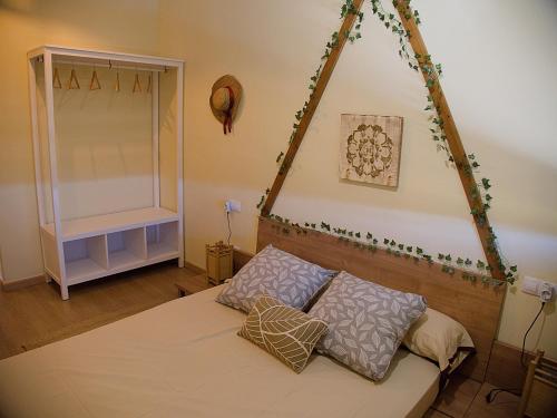 a bedroom with a bed with a triangular head board at Grace, apartamento con terraza y vistas in Talarn