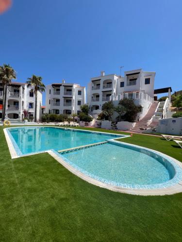 בריכת השחייה שנמצאת ב-Apartamentos El Bergantin Menorca Club או באזור