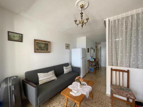 salon z kanapą i stołem w obiekcie Eleven Caballos Apartment w mieście Benidorm
