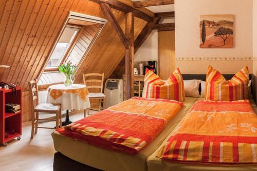 奧爾施泰特的住宿－Apartments "Vier Napoleonslinden"，一间卧室配有两张床和一张桌子