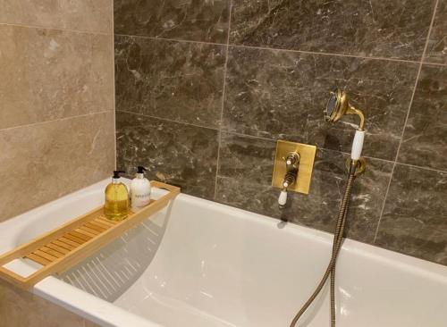 y baño con bañera y grifo. en 2 Bedroom Lux Apartment in Hendon- New Build en Colindale