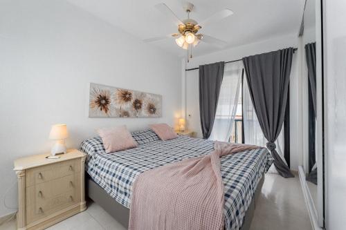 Postel nebo postele na pokoji v ubytování Cosy apartment with sea view en el centro Los Cristianos