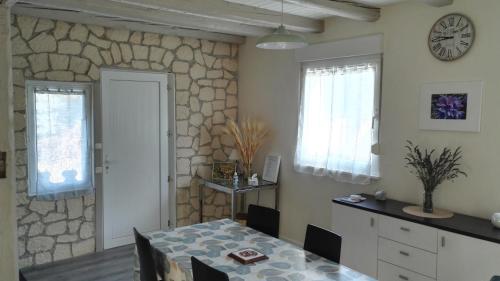 une salle à manger avec une table et un mur en pierre dans l'établissement Vie et Passion, à Elsenheim