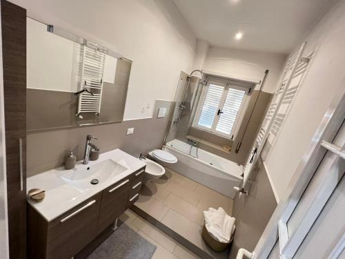 y baño con lavabo, aseo y espejo. en JS appartament Luxury, en Roma