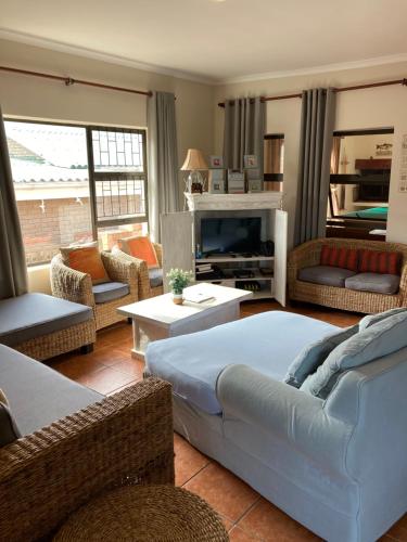 Pole Pole holiday home في ويستاند: غرفة معيشة مع أريكة ومدفأة