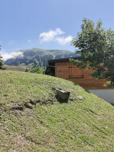 una casa sentada en la cima de una colina en Studio 2p, proche pistes, réduction matériel ski, en Chamrousse