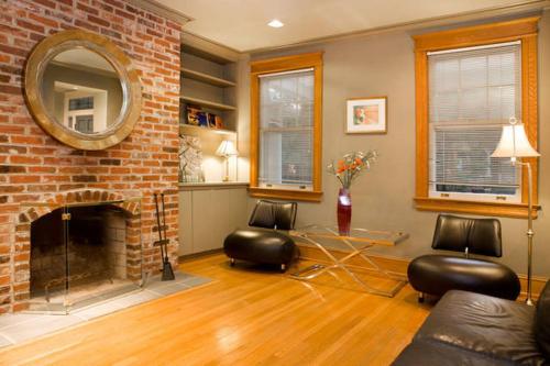 a living room with a fireplace and a mirror at The Park Lodge in Washington