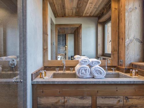 La salle de bains est pourvue d'un lavabo et de serviettes. dans l'établissement Superbe appartement de 4 chambres au centre de Courchevel 1850, proche des pistes et commerces - FR-1-564-79, à Courchevel
